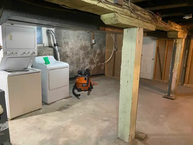 Classic West Broadway Main Floor Duplex - Photo 10