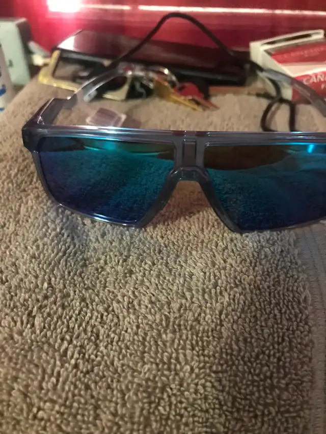 I have 2 oakley sun glasses Armani and PRADA handbag - Photo 2