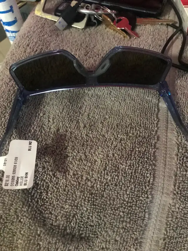 I have 2 oakley sun glasses Armani and PRADA handbag - Photo 3