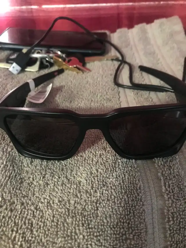 I have 2 oakley sun glasses Armani and PRADA handbag - Photo 4