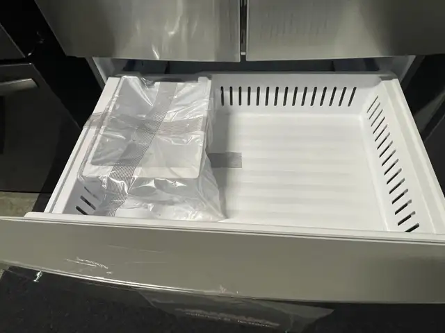 NEW 36" LG 4 Door Ice&Water Dispenser Fridge(28 Cu.Ft) Stainless - Photo 7