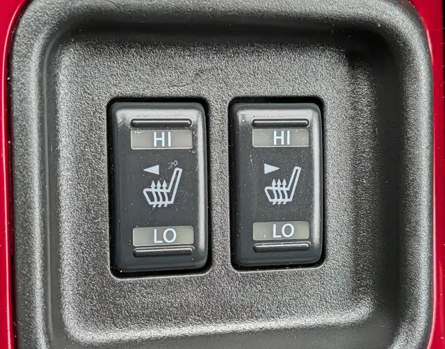 2012 Nissan Juke SV AWD | Clean title! | Sun-roof! | Heated seat - Photo 13