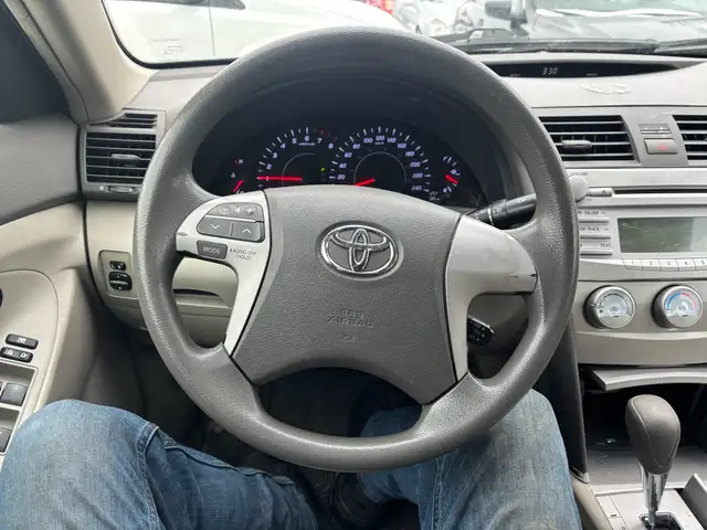 2010 Toyota Camry 4 Cyl. Leather Auto LE - Photo 11