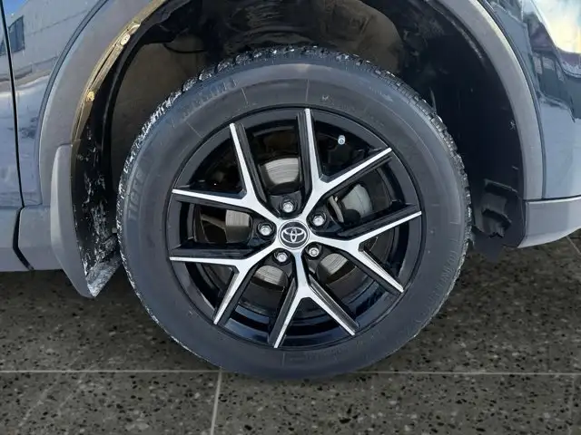 2018 Toyota RAV4 Hybrid SE - Photo 11