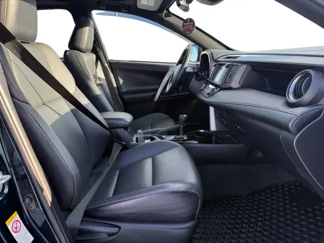 2018 Toyota RAV4 Hybrid SE - Photo 14