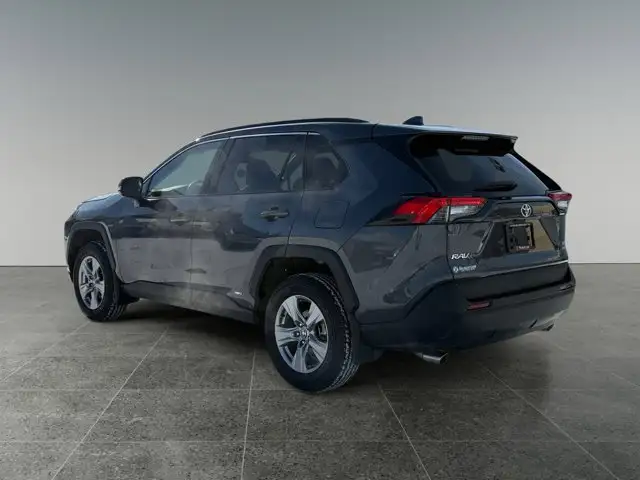 2025 Toyota RAV4 Hybrid XLE - Photo 4