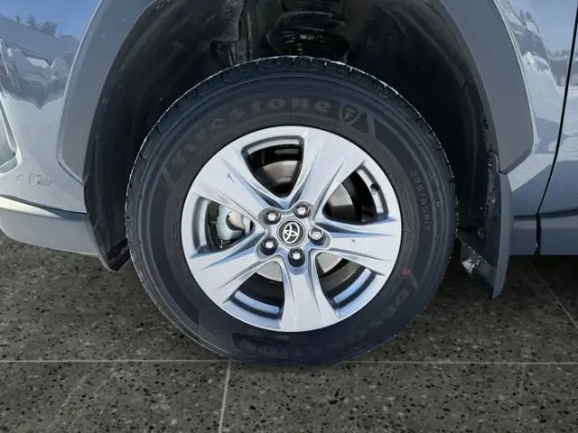 2025 Toyota RAV4 Hybrid XLE - Photo 11