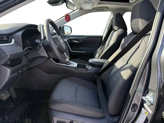 2025 Toyota RAV4 Hybrid XLE - Photo 13