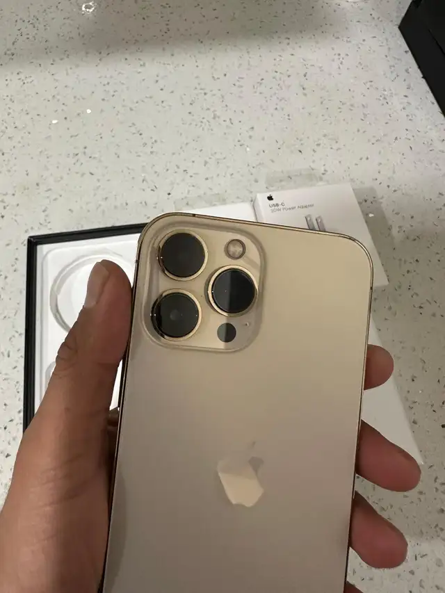 iPhone 13 Pro Max 128GB GOLD AirPods & Fast Charger