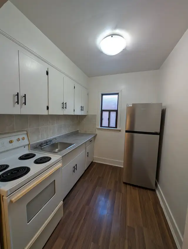 Large 1 Bedroom Available at 2532 Lakeshore Blvd W, Toronto! - Photo 2