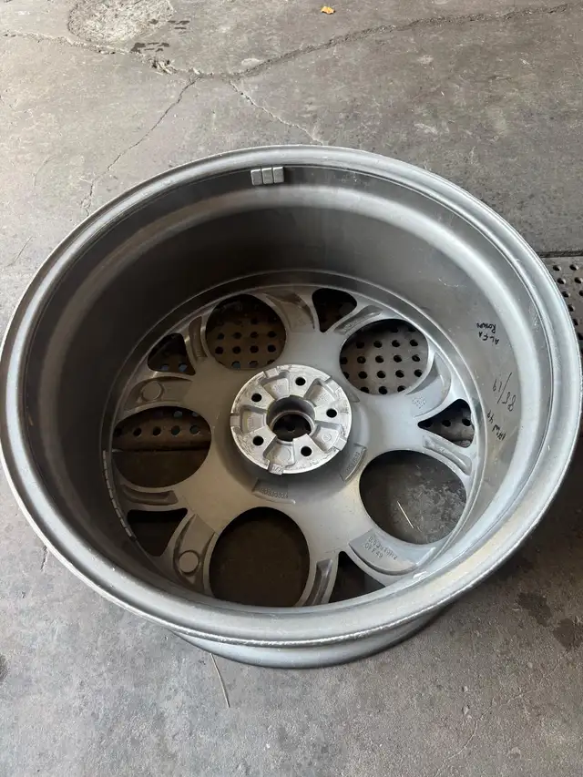 ALPHA ROMEO OEM WHEEL 8.5 x 19 (ONE WHEEL ONLY) - Photo 2