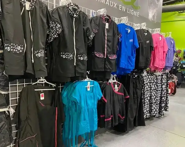 VÊTEMENTS DE TOILETTAGE – SARRAUX, TABLIERS DE BAIN OU AUTRES