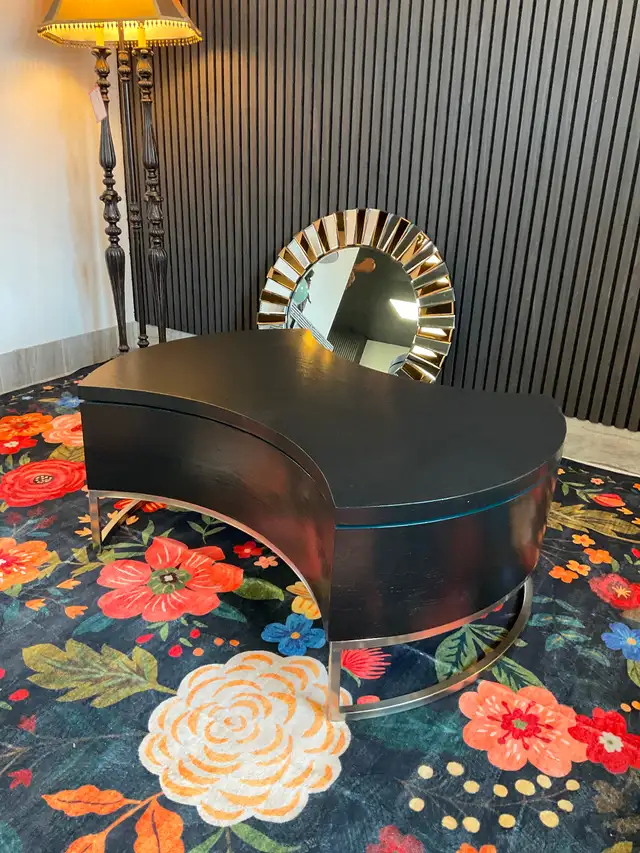 VINTAGE FURNITURE / COFFEE TABLE