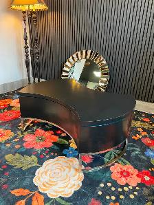 VINTAGE FURNITURE / COFFEE TABLE