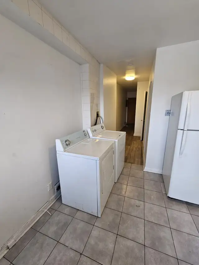 For Rent 3 1/2 apartment - 4 minute walk to College Rosemont - Photo 2