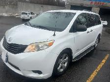 Toyota Sienna Van - Photo 2