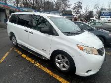 Toyota Sienna Van - Photo 3
