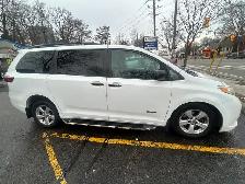 Toyota Sienna Van - Photo 4