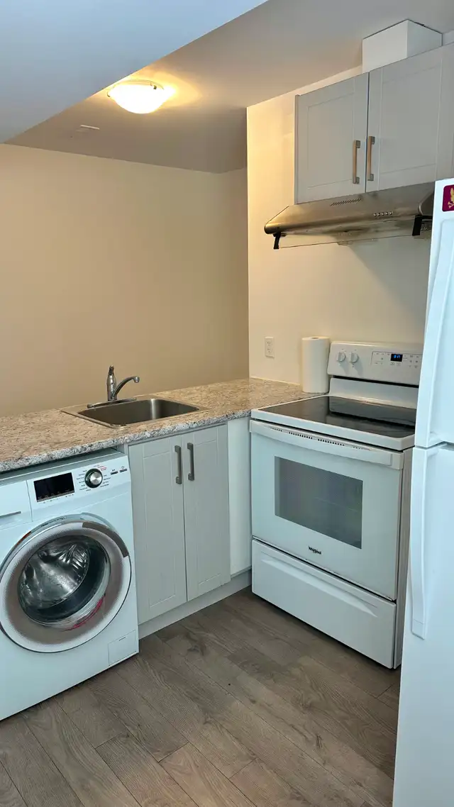 BEAUTIFUL BATCHELOR GROUND FLOOR UNIT WITH WALKOUT YARD- WELLAND