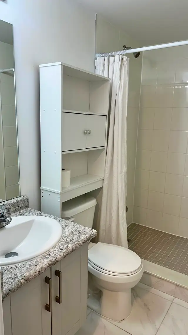 BEAUTIFUL BATCHELOR GROUND FLOOR UNIT WITH WALKOUT YARD- WELLAND - Photo 2