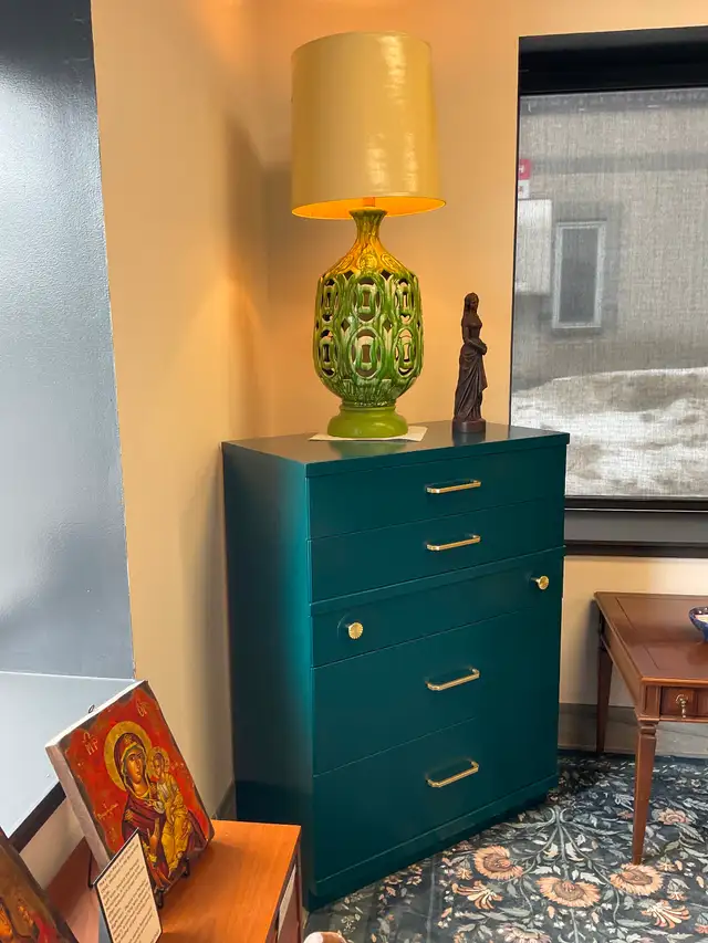 VINTAGE FURNITURE / DRESSER - Photo 2