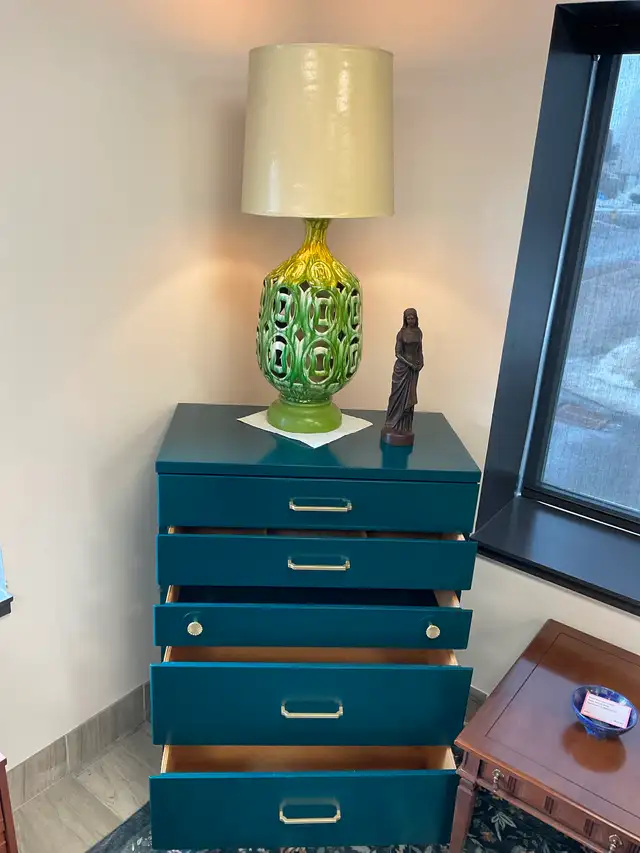 VINTAGE FURNITURE / DRESSER - Photo 3