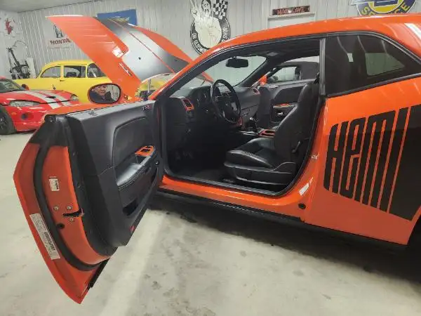 2010 Dodge Challenger SRT8 LOW KMS 6 SPEED! - Photo 13