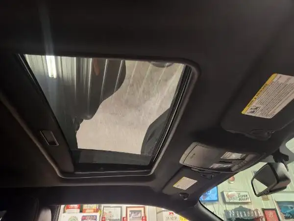 2010 Dodge Challenger SRT8 LOW KMS 6 SPEED! - Photo 30