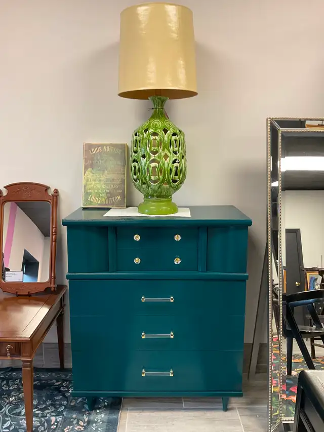 VINTAGE FURNITURE / DRESSER