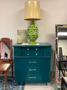 VINTAGE FURNITURE / DRESSER