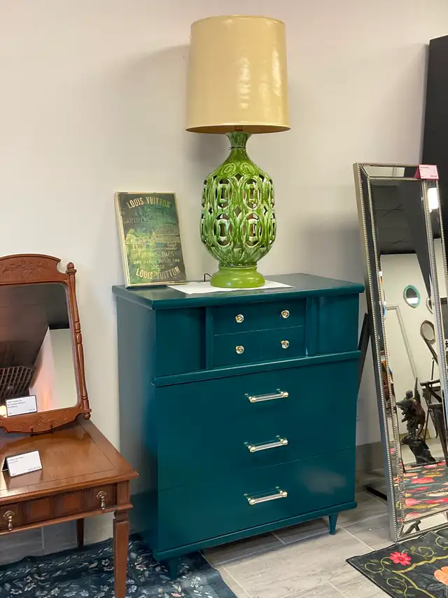 VINTAGE FURNITURE / DRESSER - Photo 2