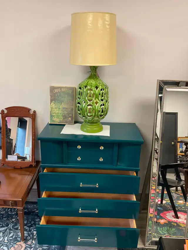 VINTAGE FURNITURE / DRESSER - Photo 3