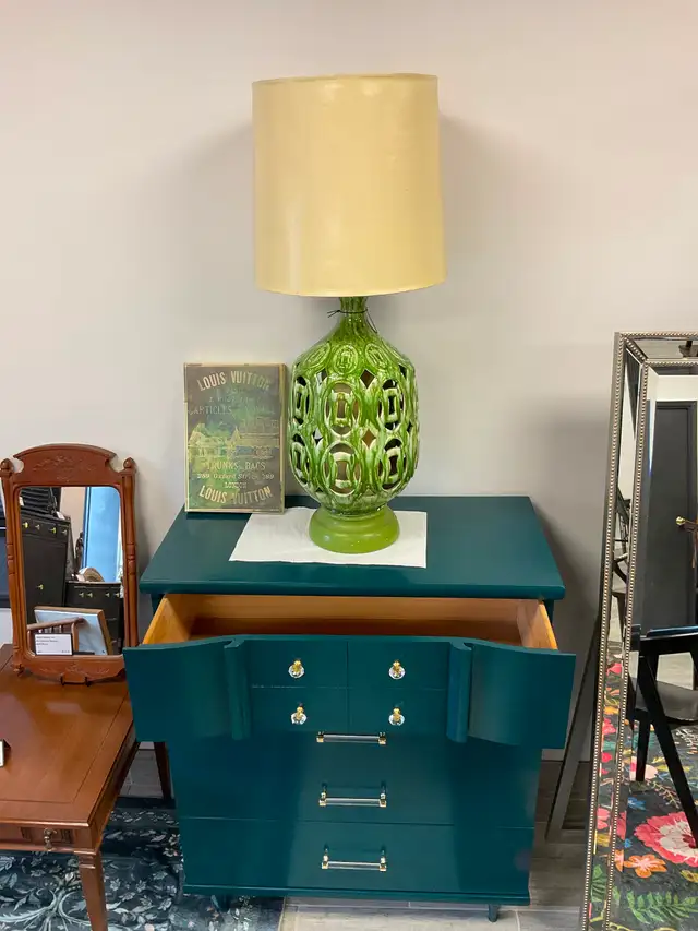 VINTAGE FURNITURE / DRESSER - Photo 4