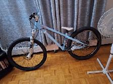 Vélo, bike, dirtjumper, devinci district ss 250$