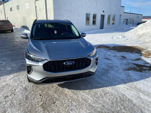 2024 ford escape, platinum, only 35,000 km