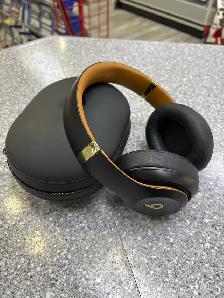 Beats Studio 3 Bluetooth Headphones With Case