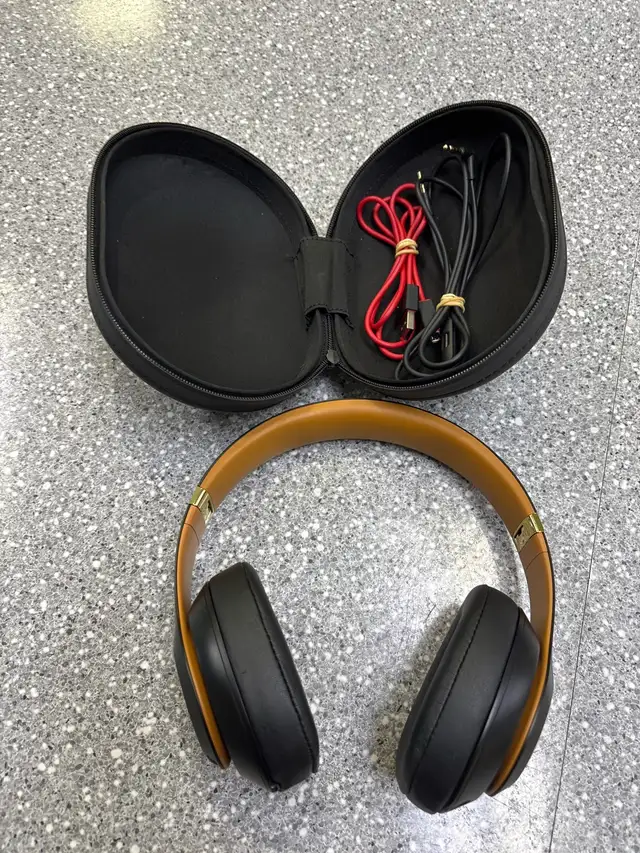 Beats Studio 3 Bluetooth Headphones With Case - Photo 2