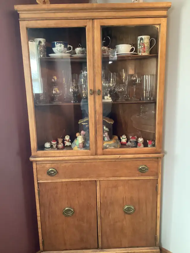 Antique Corner China Cabinet - Photo 2