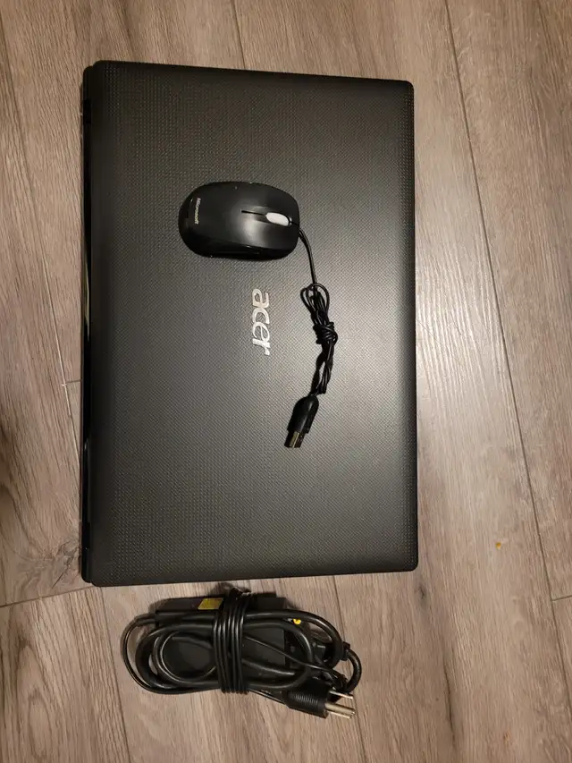 SELLING A ' LIKE NEW ' ACER LAPTOP