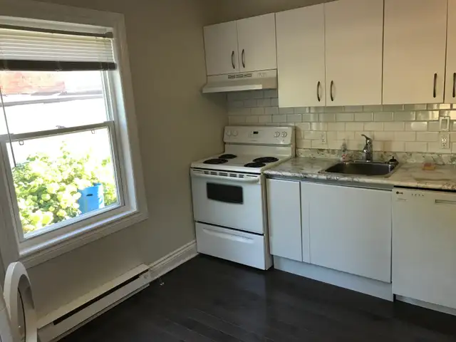 For rent - Markham 2BR Main Floor – Walk to GO – 2 Parking, Yard - Photo 2