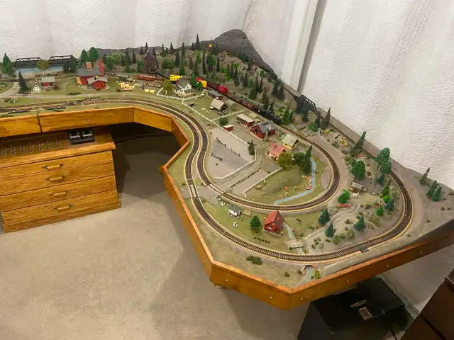 HO Scale Model Train Set Layout - Photo 3