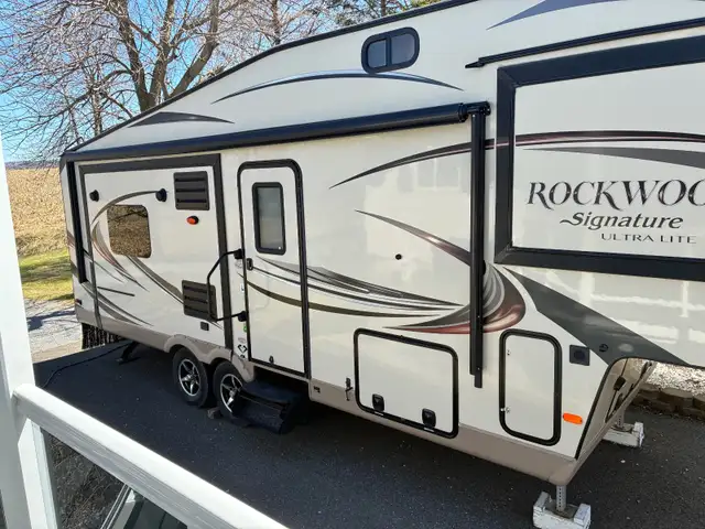 FIFTH WHEEL ROCKWOOD 30 PIEDS - 3 EXTENSION 418-932-6595
