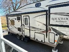 FIFTH WHEEL ROCKWOOD 30 PIEDS - 3 EXTENSION 418-932-6595