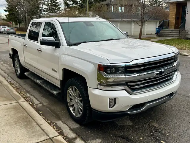 2018 Silverado High Country 6.2L - Photo 2