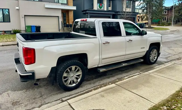 2018 Silverado High Country 6.2L - Photo 3