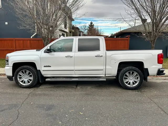 2018 Silverado High Country 6.2L - Photo 4