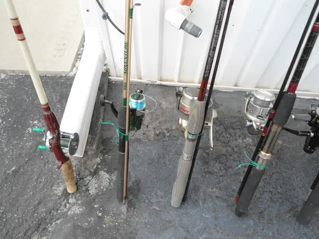 17 ASSORTED FISHING RODS & REELS - Photo 6