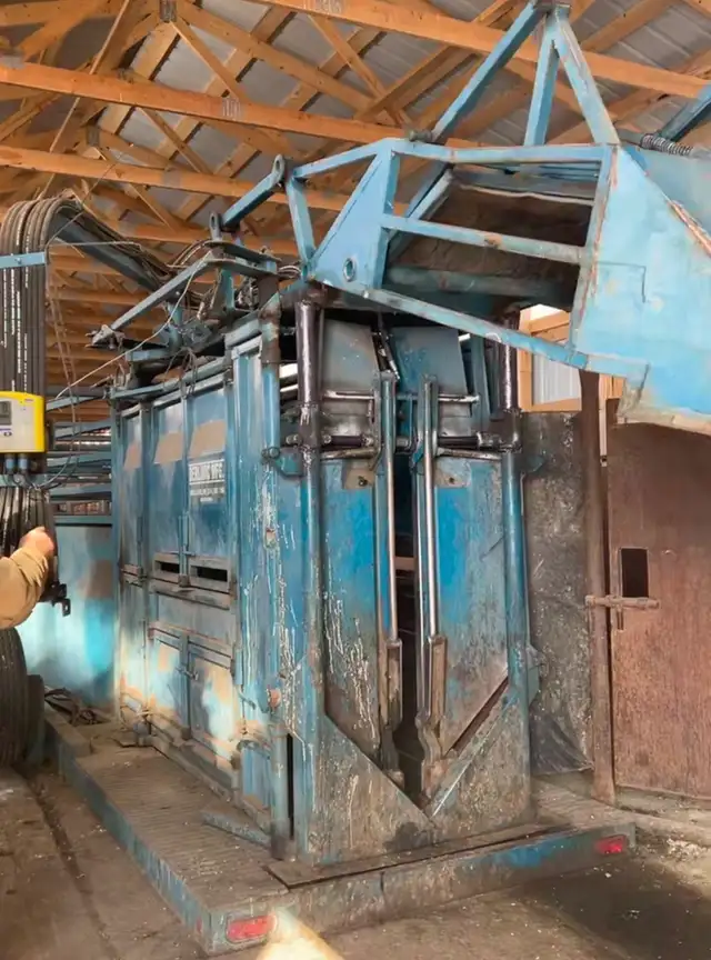 Bison Chute - BERLINIC MFG Portable Hydraulic Bison Chute - Photo 2