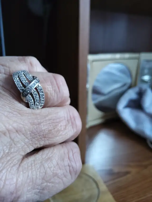 14 k while gold ring