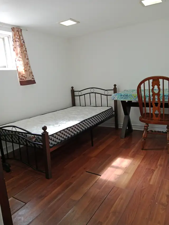 Private Room-Basement-Scarborough-1st April